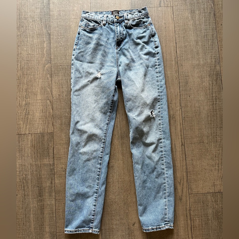UO distressed mom jeans size 25